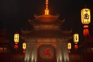 蓝色补给站外景，冷光环境下主体轮廓清晰