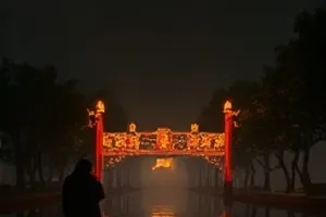 窗外光线落在室内地面的画面，空气感通透