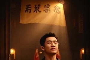 沙漠日落远景，云层层次与沙丘轮廓分明