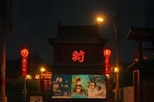 沙脊上两人交换水壶的长镜头画面