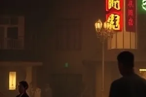 潮湿小站站台，铁轨反光映在潮湿地面